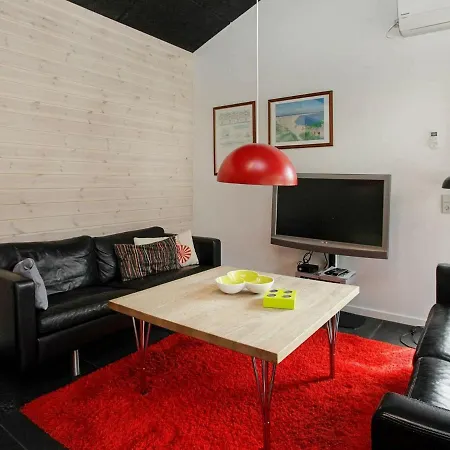 6 Person In Strandby-by Traum