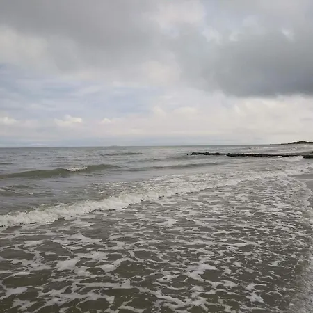 6 Person In Strandby-by Traum