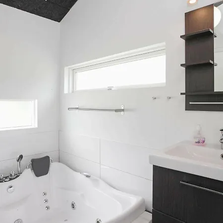 6 Person In Strandby-by Traum *