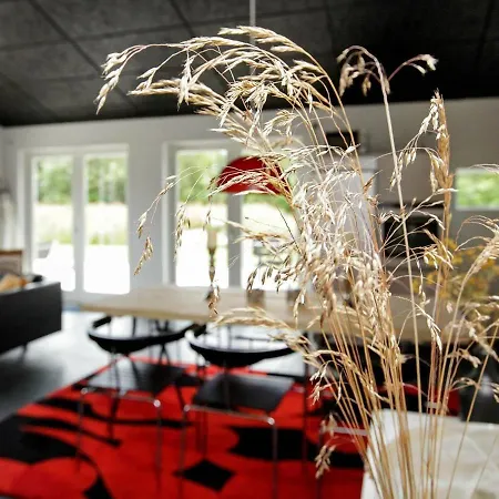 6 Person In Strandby-by Traum *